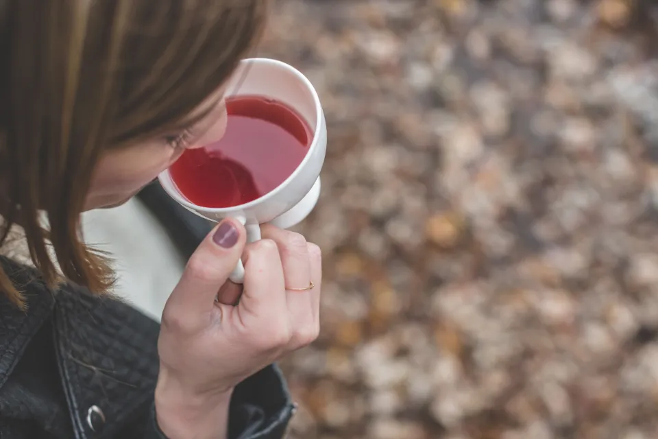 Manos sosteniendo una taza de té